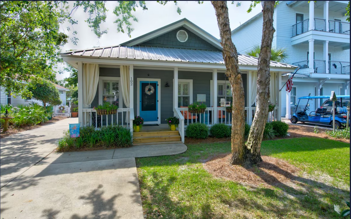Cozy beach cottage with private pool near Crystal Beach